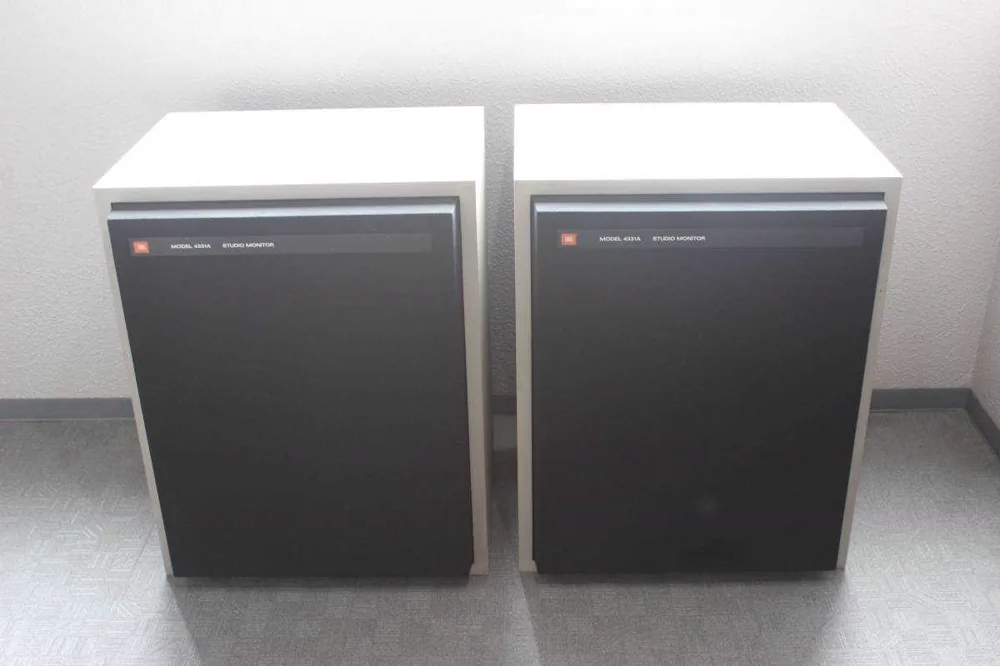 オーディオ機器の買取例（JBLスタジオモニター）