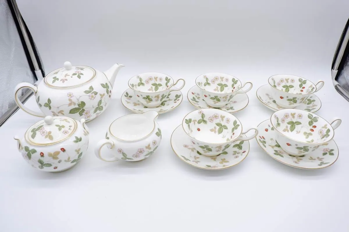 ウェッジウッド ワイルドストロベリー ティーセットの買取品（一例）